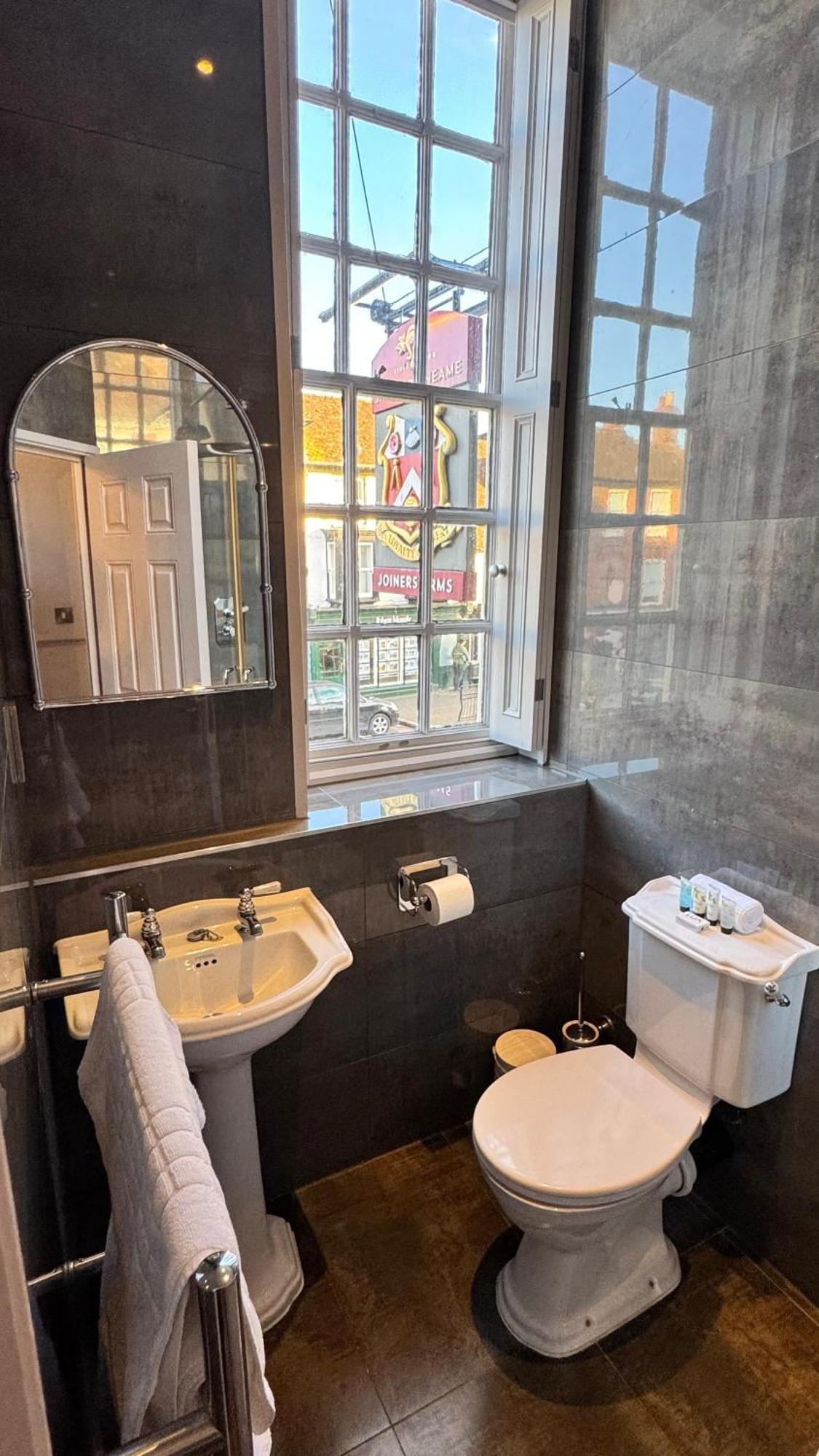 นัมเบอร์ 64 แอท เดอะ จอยเนอร์ Hotel เวสต์มอลลิง ภายนอก รูปภาพ