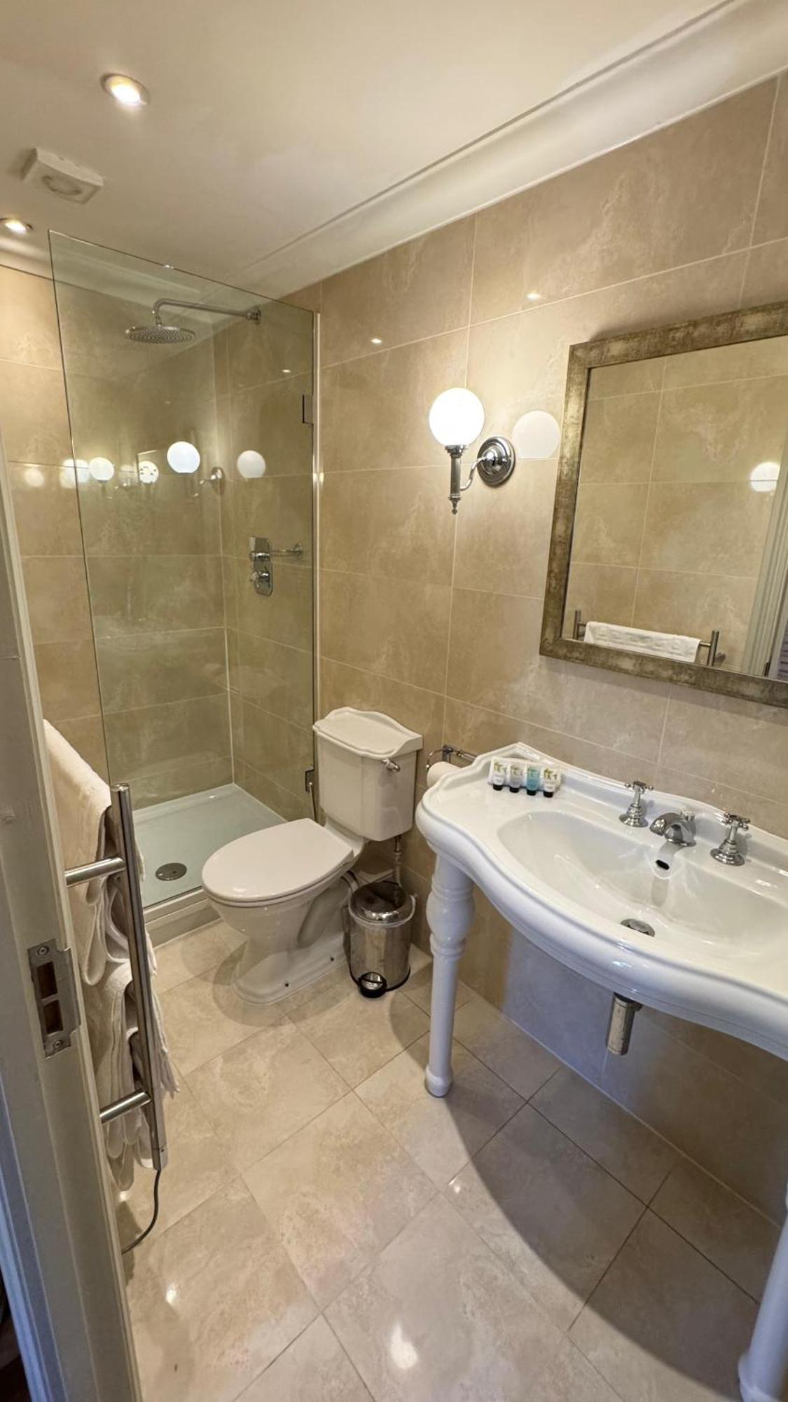 นัมเบอร์ 64 แอท เดอะ จอยเนอร์ Hotel เวสต์มอลลิง ภายนอก รูปภาพ
